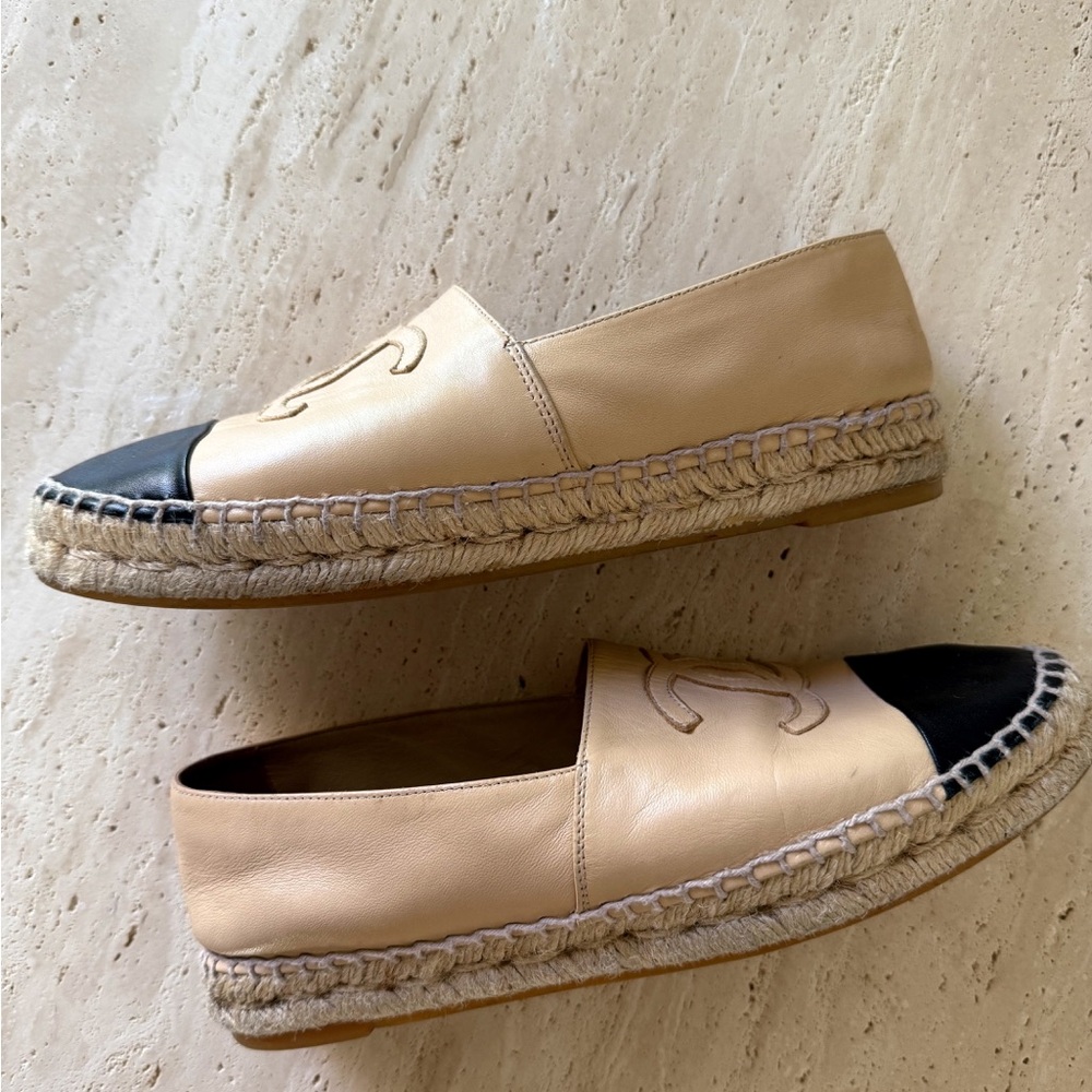 CHANEL Two-Tone Beige and Black Espadrilles - Picture 5 of 6